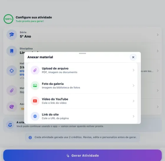 Tela de criação do AulaPronta AI com série, disciplina e habilidade BNCC preenchidas e o menu de anexar material aberto, mostrando as opções de upload de arquivo, foto da galeria, vídeo do YouTube e link do site.